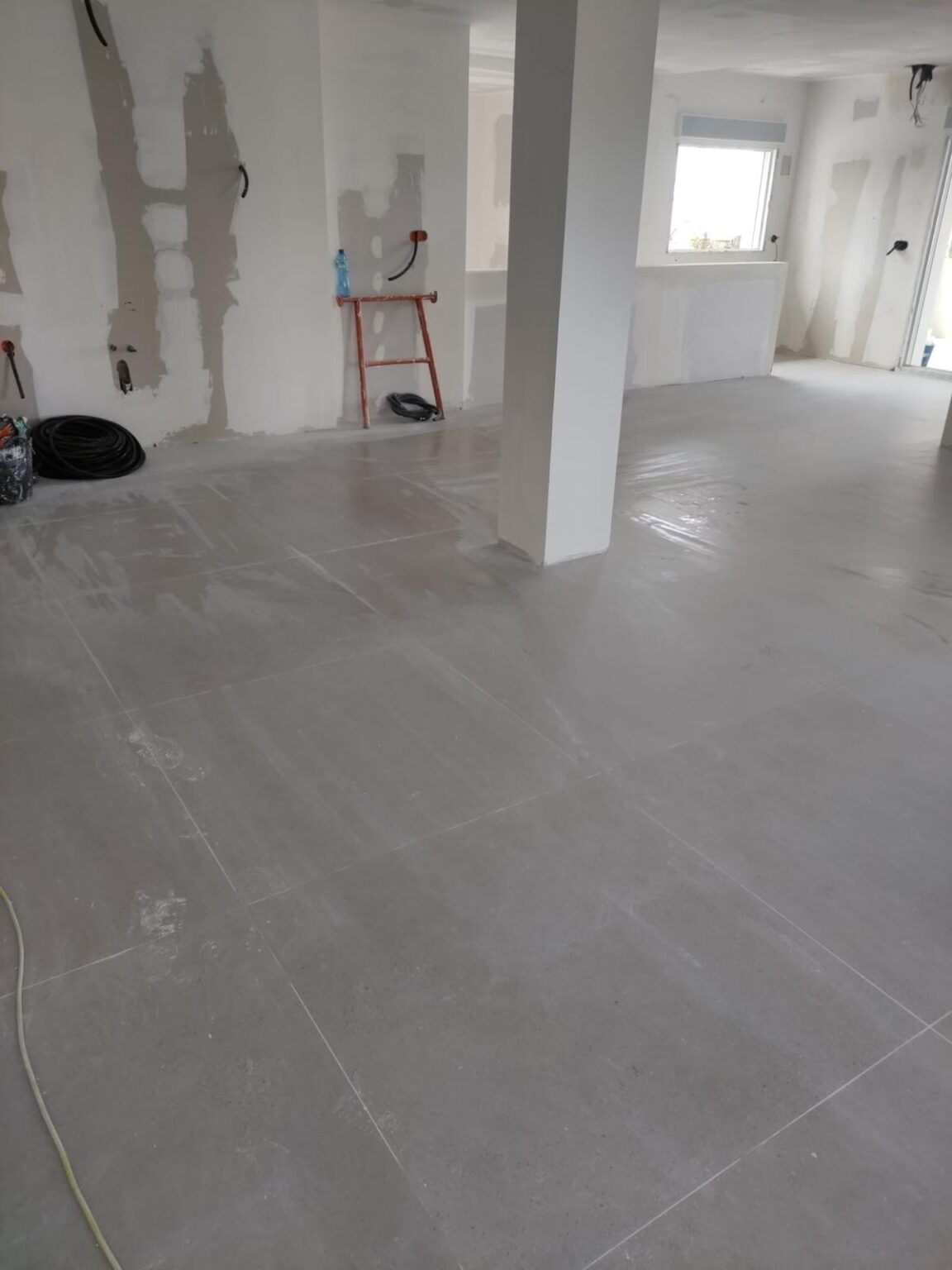 Nos encargamos de la adecuación de locales de forma integral: proyecto técnico si aplica, tramitación de permisos, obra por fases y control de calidad en cada partida.