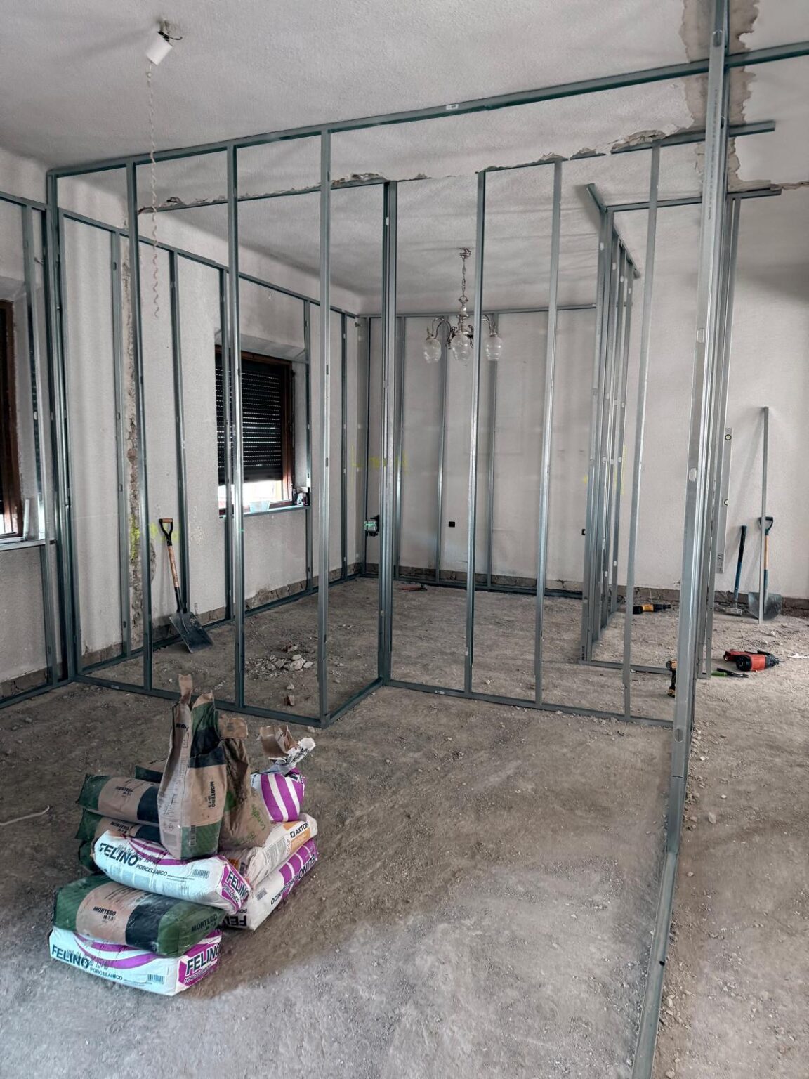 Nos encargamos de la adecuación de locales de forma integral: proyecto técnico si aplica, tramitación de permisos, obra por fases y control de calidad en cada partida.