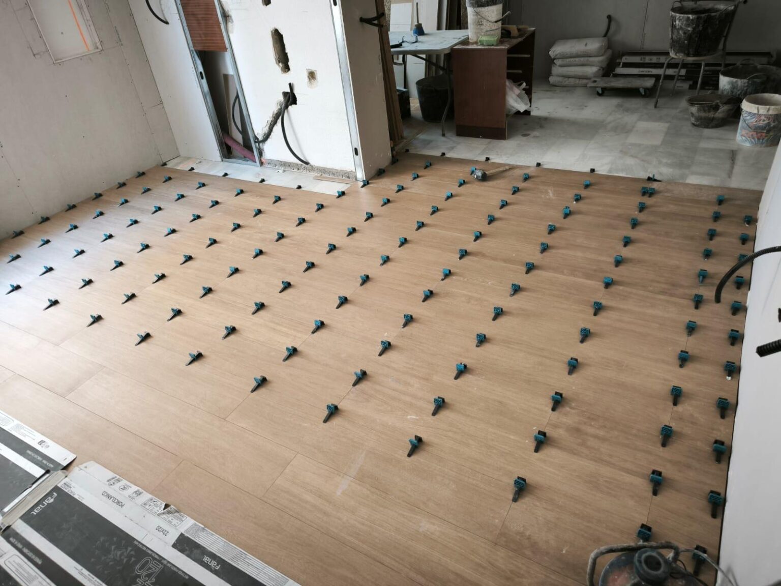 Preparamos un plan de obra por fases, protegemos tu vivienda, coordinamos industriales y dejamos todo por escrito: calidades, plazos y pagos.