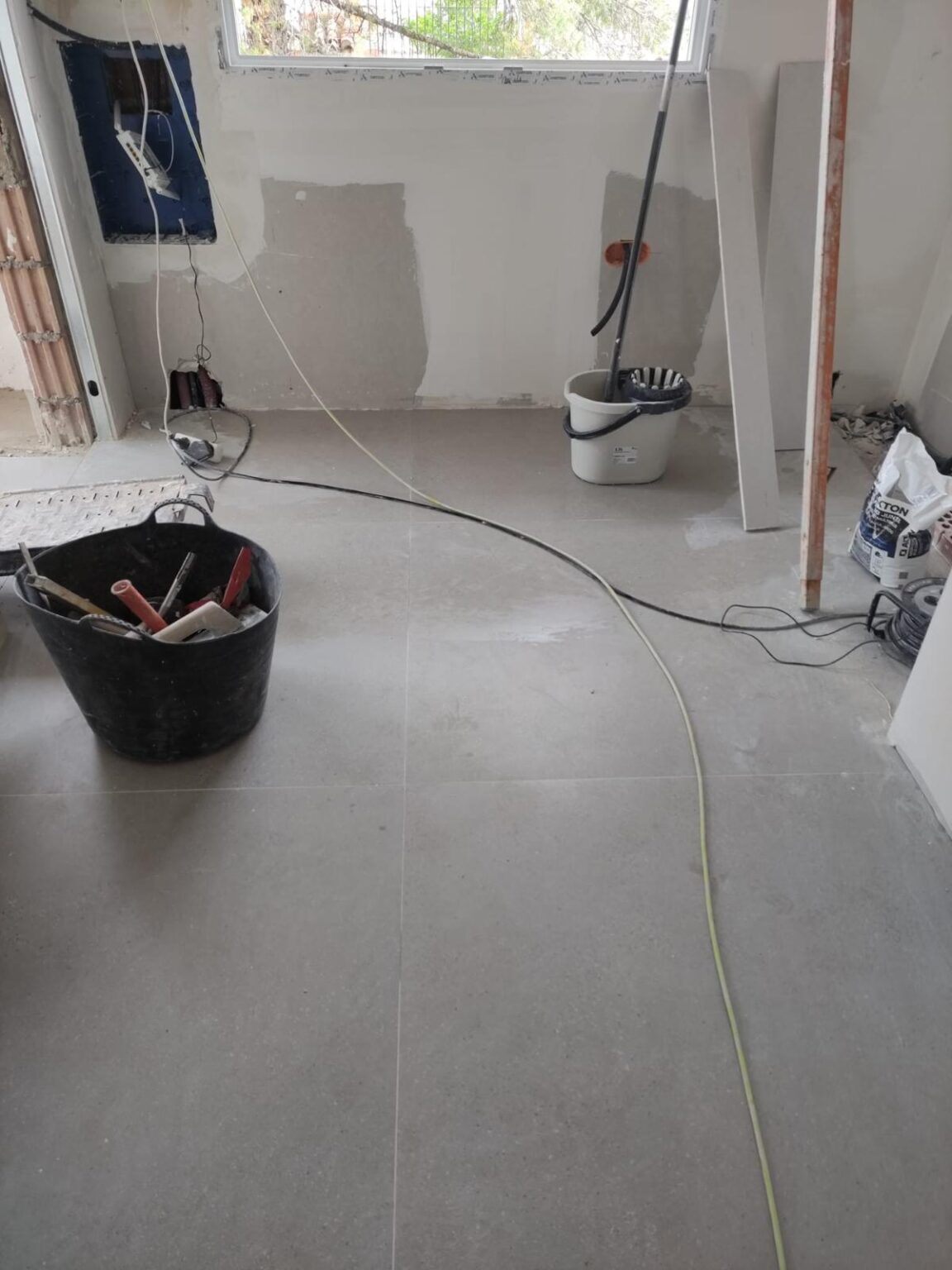 Nos encargamos de la adecuación de locales de forma integral: proyecto técnico si aplica, tramitación de permisos, obra por fases y control de calidad en cada partida.