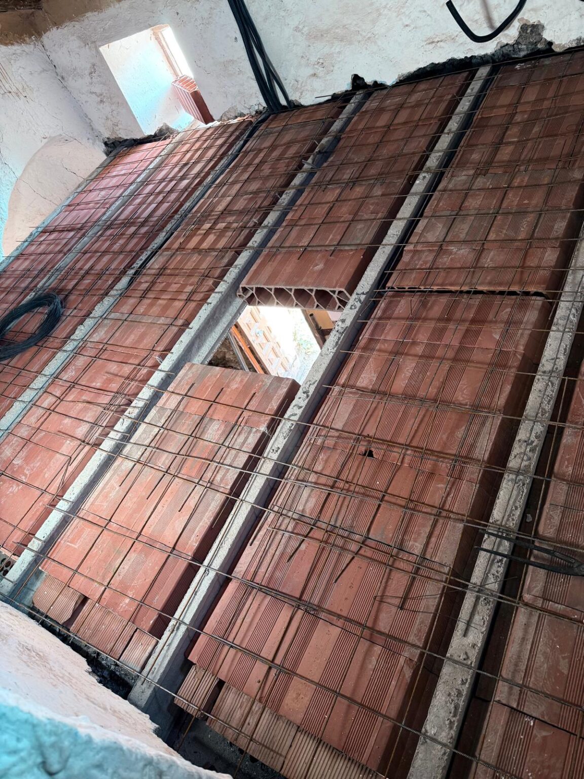 Preparamos un plan de obra por fases, protegemos tu vivienda, coordinamos industriales y dejamos todo por escrito: calidades, plazos y pagos.