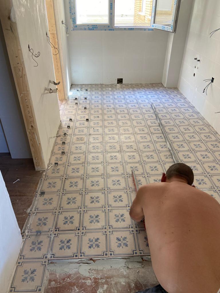Diseñamos una nueva distribución con sentido: zonas de día y noche, almacenaje integrado, instalaciones completas, aislamiento térmico-acústico y carpinterías eficientes.