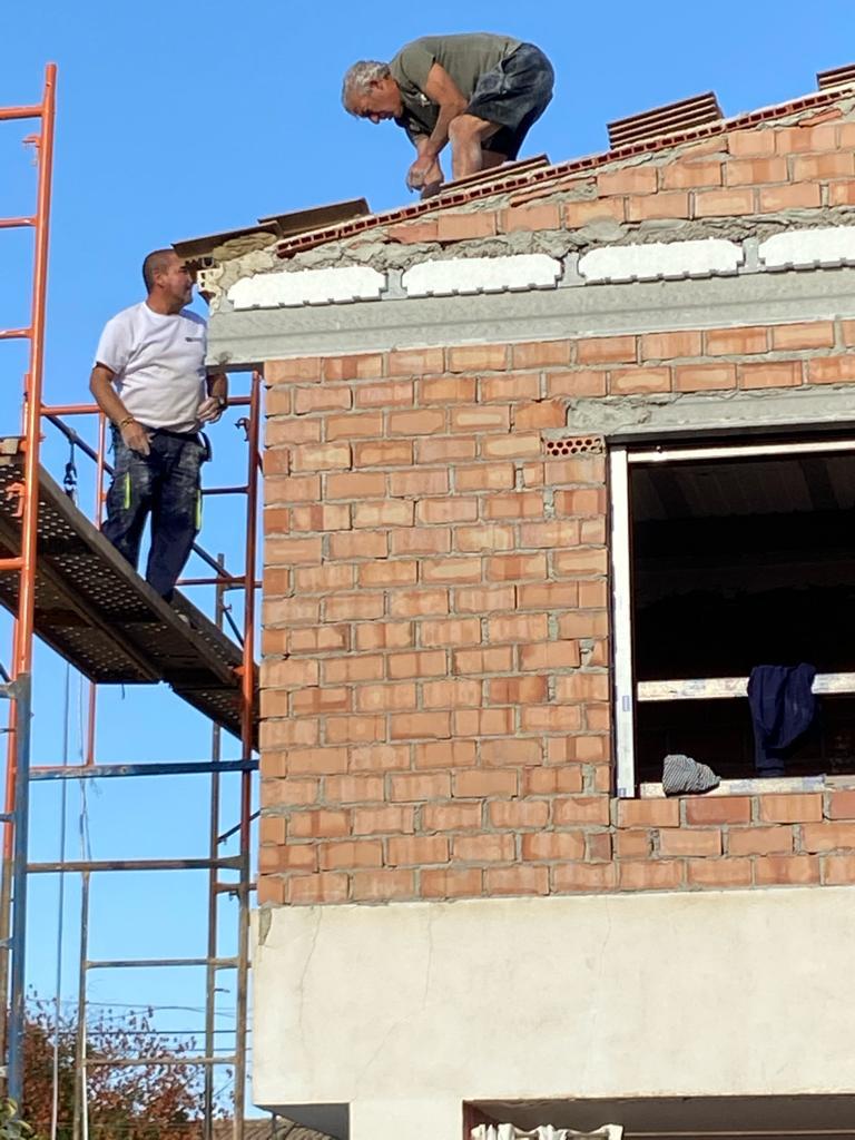 Nuestro enfoque es claro: estudio previo de la parcela, anteproyecto, proyecto básico y de ejecución cuando corresponde, licencias y un presupuesto detallado que evita sorpresas.