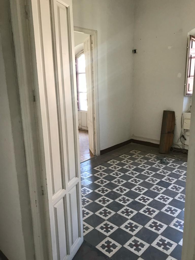Diseñamos una nueva distribución con sentido: zonas de día y noche, almacenaje integrado, instalaciones completas, aislamiento térmico-acústico y carpinterías eficientes.