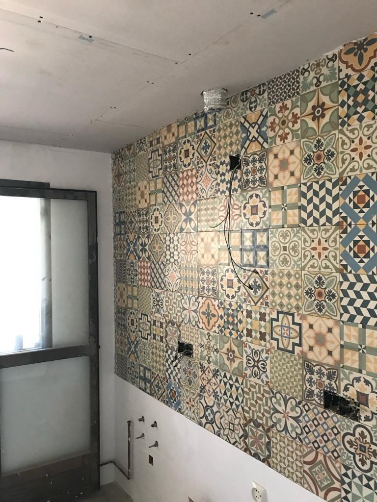 Preparamos un plan de obra por fases, protegemos tu vivienda, coordinamos industriales y dejamos todo por escrito: calidades, plazos y pagos.